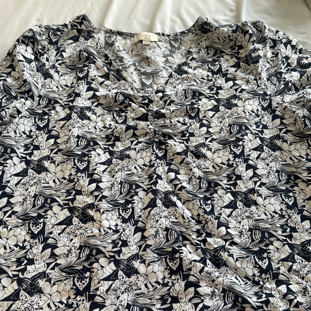Loft outlet short sleeve top. Size XL